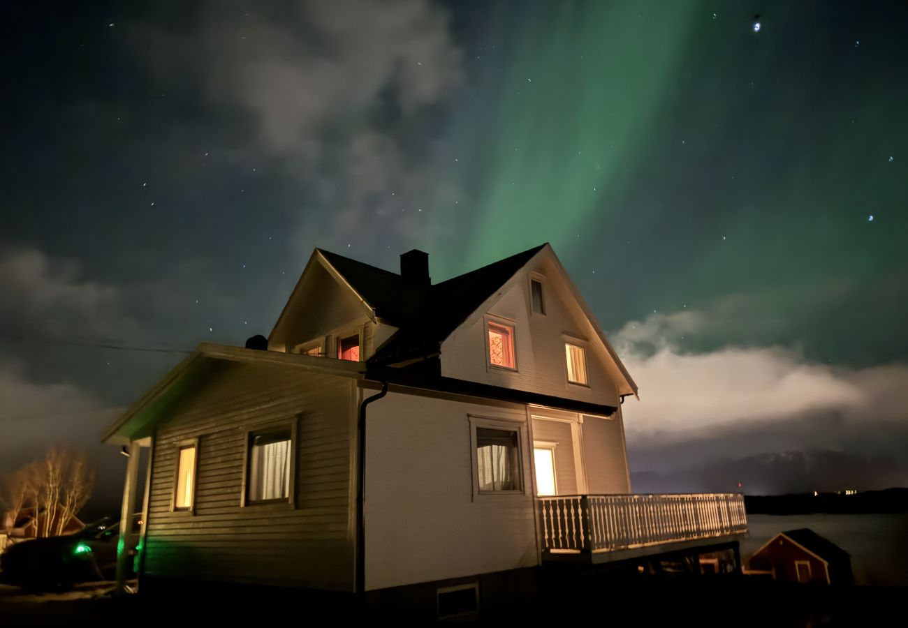 Hytte i Vestvågøy - Feriehus ved sjøen, Lofoten