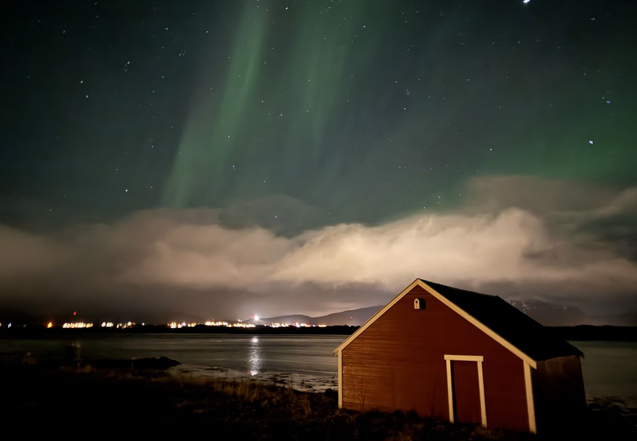 Hytte i Vestvågøy - Feriehus ved sjøen, Lofoten