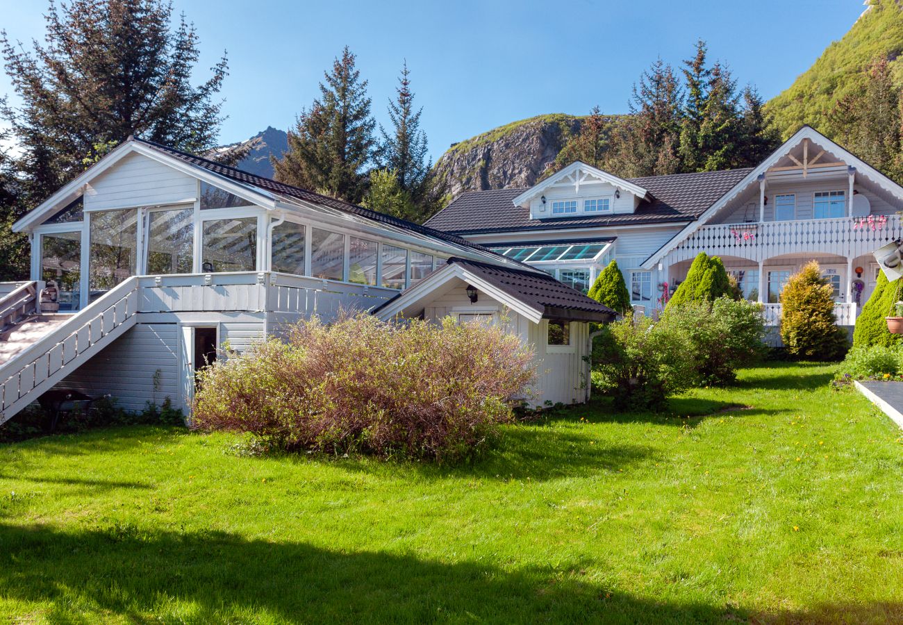 Villa i Vestvågøy - Secluded house in Lofoten-Private swimming pool!