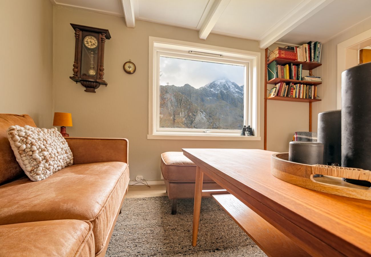 Hus i Vestvågøy - Heimly, cosy house in a fjord