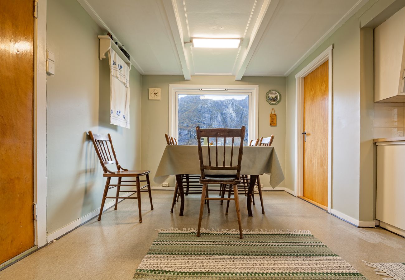 Hus i Vestvågøy - Heimly, cosy house in a fjord
