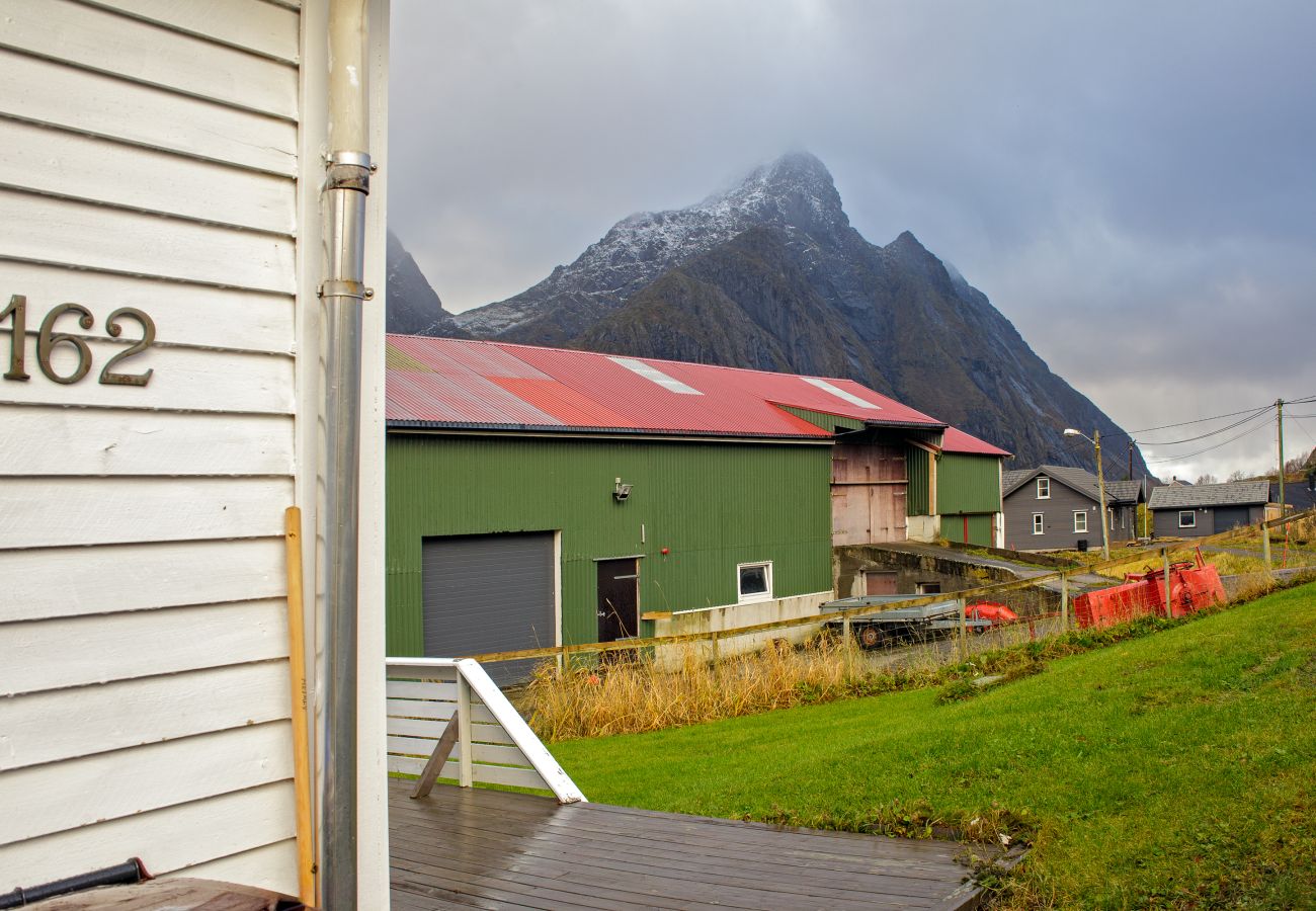 Hus i Vestvågøy - Heimly, cosy house in a fjord