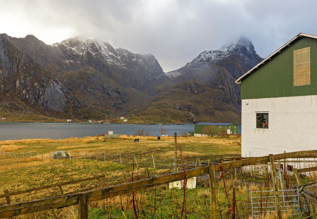 Hus i Vestvågøy - Heimly, cosy house in a fjord
