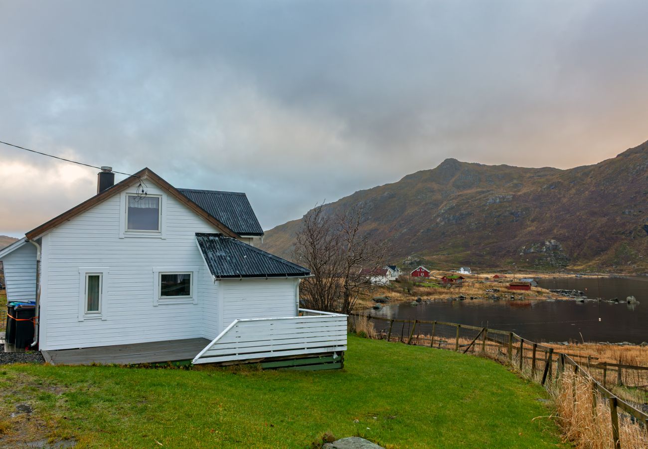 Hus i Vestvågøy - Heimly, cosy house in a fjord