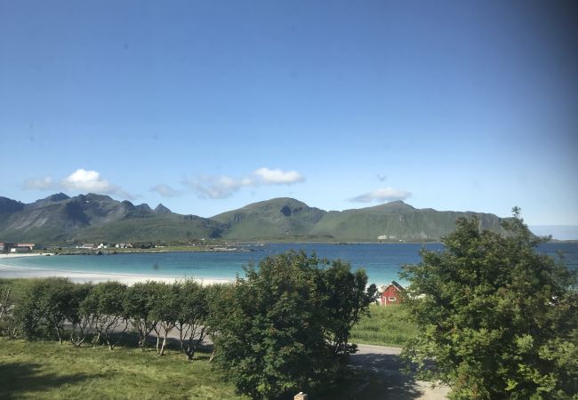 Hus i Flakstad - House by Ramberg Beach