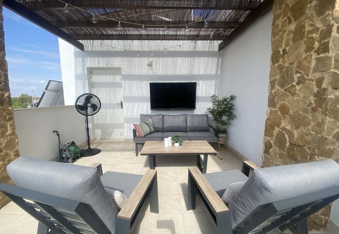 Hus i Torrevieja - Modern apartment in Torrevieja with pool