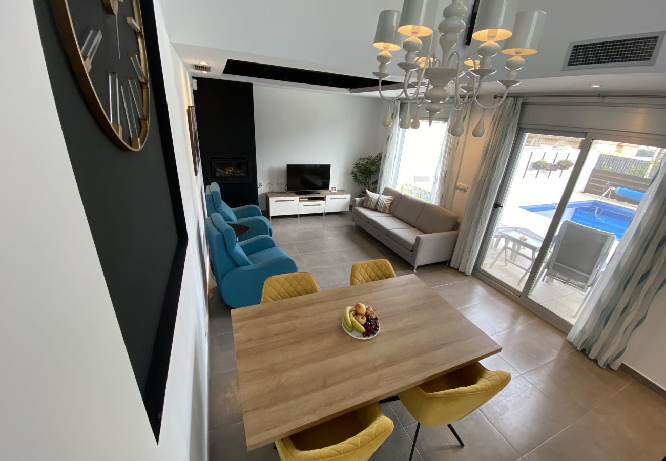 Hus i Torrevieja - Modern apartment in Torrevieja with pool