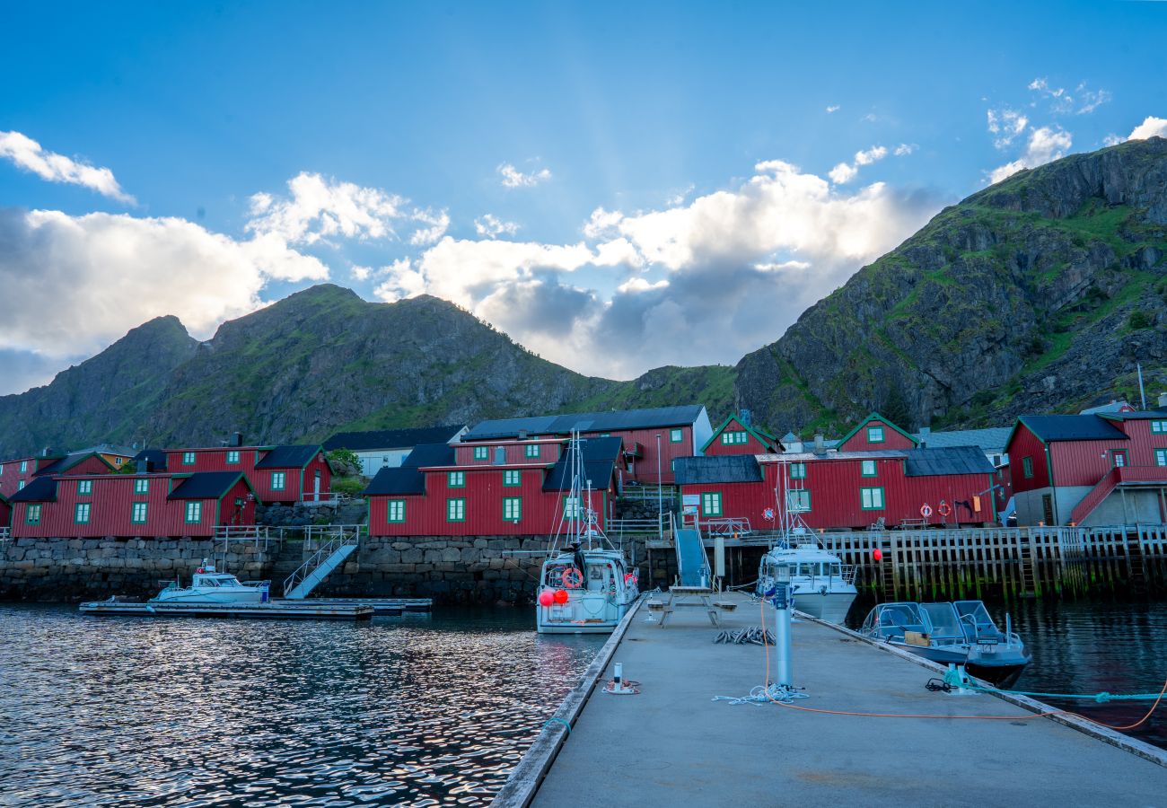 Hytte i Vestvågøy - Autentisk rorbu ved sjøen