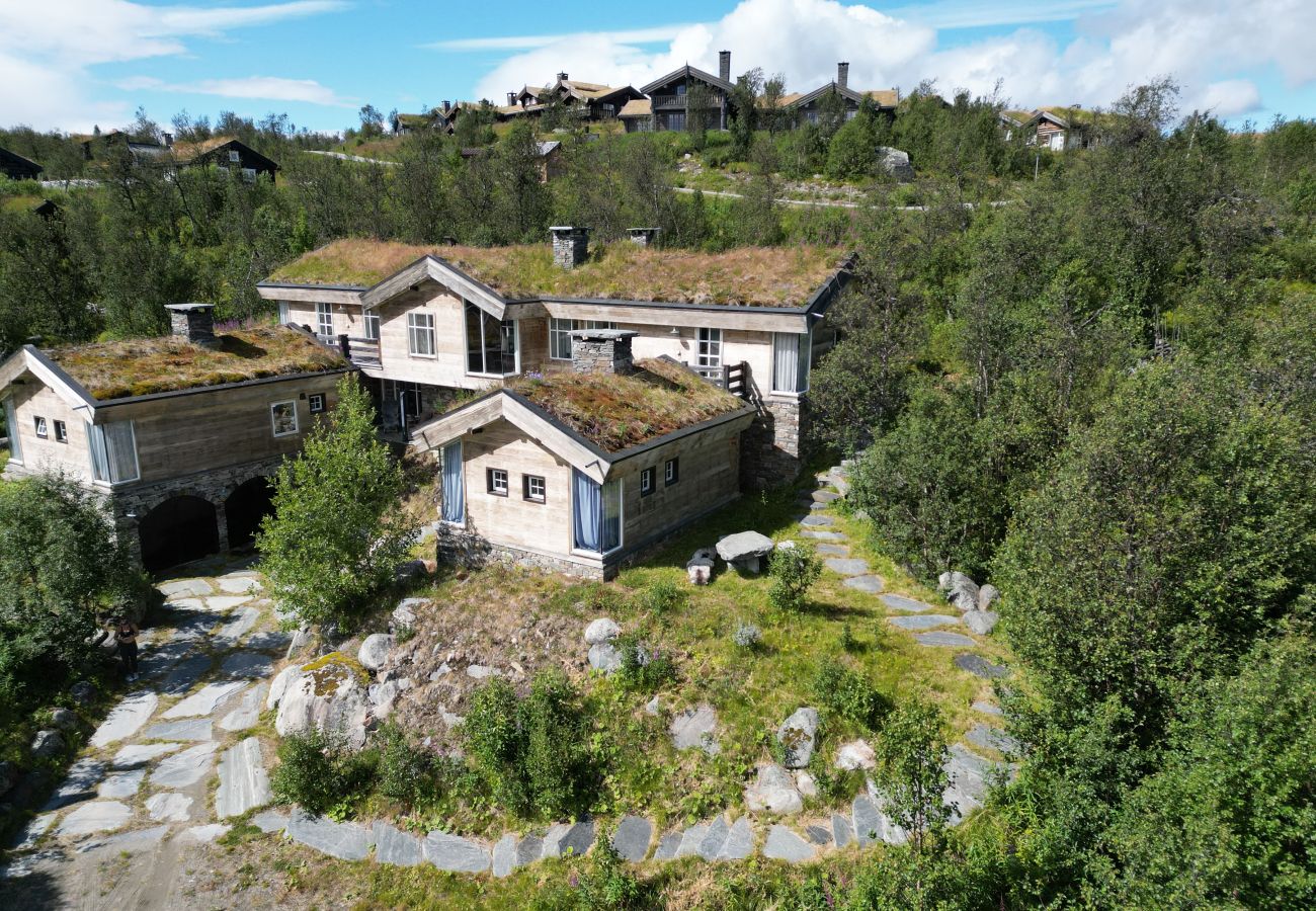 Hytte i Hol - Unique Cabin Right by the Ski Slopes in Geilo